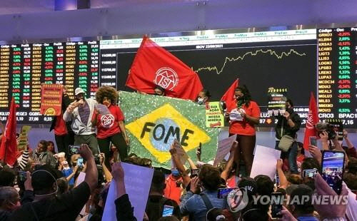 고물가·고실업·기아 확산 등에 항의하는 브라질 시위대[EPA=연합뉴스 자료사진]